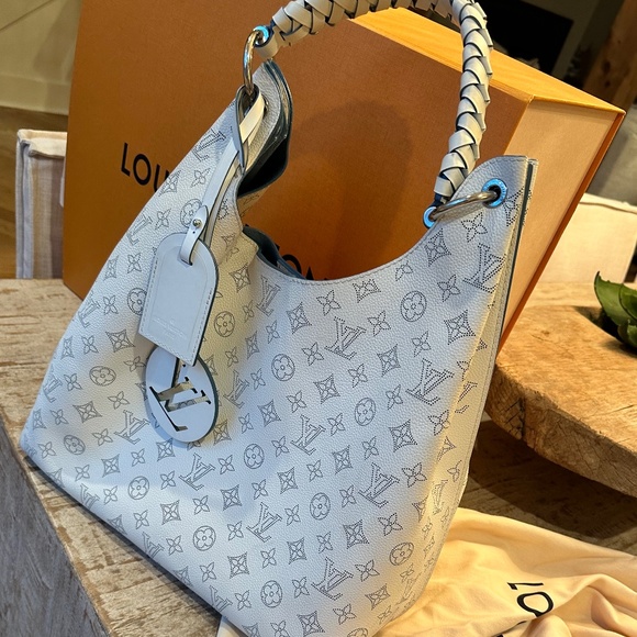 Louis Vuitton - Picture 1 of 8